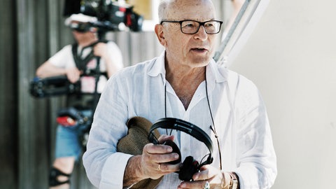 Regisseur Volker Schlöndorff erhält beim Festival des deutschen Films in Ludwigshafen am Rhein den Ehrenpreis. 