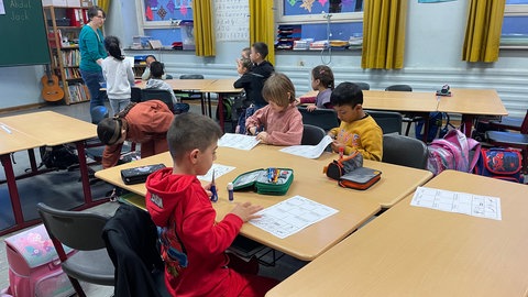 Schüler in der Gräfenauschule beim Unterricht.