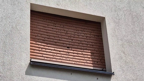 Hagel und Sturmböen haben in dem südpfälzischen Kapsweyer viele Häuser beschädigt. Der Hagel durchlöcherte sogar Rolläden.