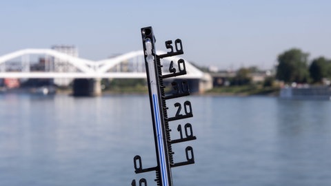 Thermometer vor der Konrad Adenauer Brücke 