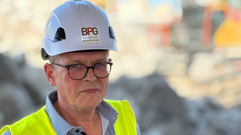 Olaf Förtsch von der Bauprojektgesellschaft Ludwigshafen ist zuversichtlich, dass der Würfelbunker bis Weihnachten 2026 abgerissen ist. 