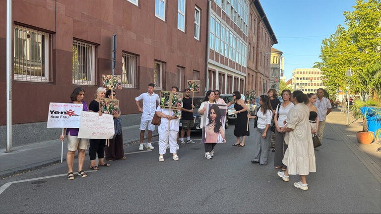 Die Demo-Teilnehmerinnen mit einem großen Foto der getöteten Dilan A. Mit dabei war auch die ehemalige Oberbürgermeisterin von Ludwigshafen, Jutta Steinruck (parteilos, 5. von rechts). 
