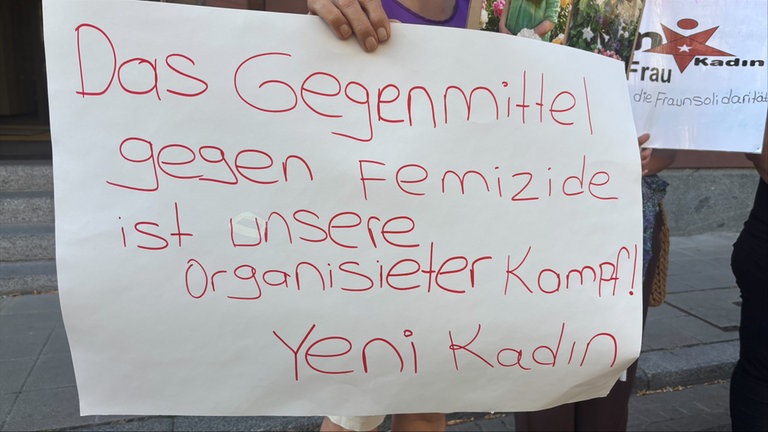 Das Demo-Plakat einer kommunistischen Organisation, die sich für Frauenrechte von türkischen Migrantinnen einsetzt.