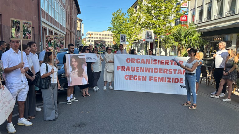 Rund 50 Menschen demonstrierten am Morgen vor dem Landgericht Frankenthal gegen Femizide. Dort wurde ein Mann zu lebenslanger Haft verurteilt, weil er seine Frau Dilan A. ermordet hatte.