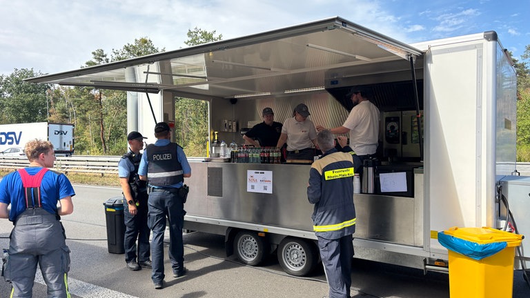 Nach dem stundenlangen Einsatz konnten sich die Einsatzkräfte an diesem Versorgungswagen stärken.