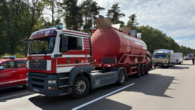 Das Großtanklöschfahrzeug der Feuerwehr Ludwigshafen kann 22.500 Liter Wasser transportieren.