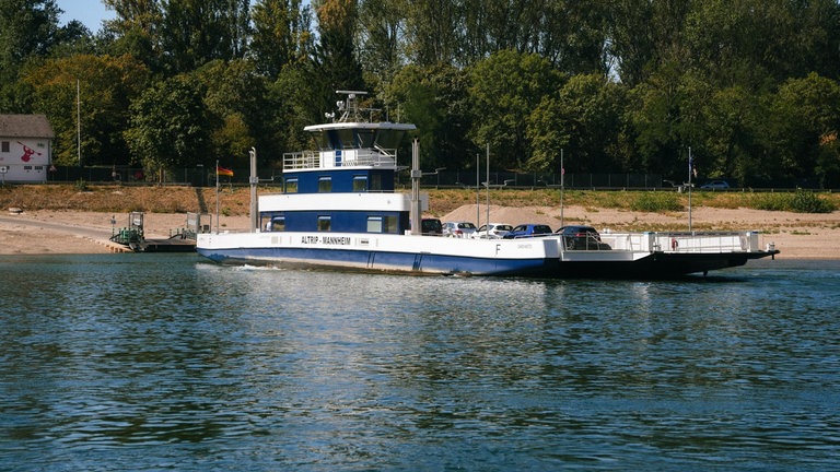 Rheinfähre Altrip bei Niedrigwasser
