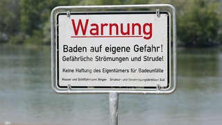 Ein Schild warnt vor dem Schwimmen im Rhein (Symbolbild)