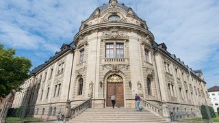 Das Landgericht Landau von außen. Im Prozess um die Geiselnahme aus Eifersucht sagten der Angeklagte und das Opfer aus.