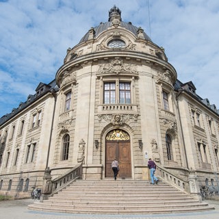 Das Landgericht Landau von außen. Im Prozess um die Geiselnahme aus Eifersucht sagten der Angeklagte und das Opfer aus.