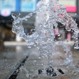 Wasser läuft an einem Trinkbrunnen (Symbolbild). Die Stadt Ludwigshafen will mehr Geld in Hitzeschutz investieren.