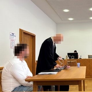 Der Angeklagte (links) mit seinem Anwalt vor dem Prozess in Frankenthal. Er soll Frauen heimlich fotografiert haben.