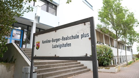 Schild und Gebaeude der Karolina-Burger-Realschule in Ludwigshafen am Rhein. 