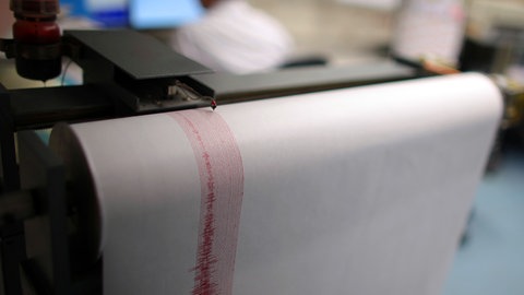 Ein Seismograph zeichnet ein Erdbeben auf (Archivfoto)