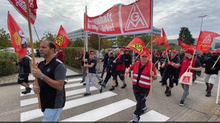 Beschäftigte demonstrieren am Daimler Truck Werk in Wörth gegen Stellen- und Sozialabbau.