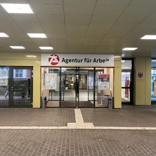 Das Bild zeigt die Arbeitsagentur in Ludwigshafen. Viele junge Menschen haben weder eine Ausbildung noch einen Job.