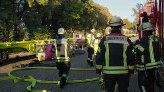 Einsatz der Feuerwehr: In Ludwigshafen ist ein Gefahrstoff aus einem Behälter ausgetreten.