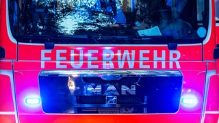 Eine Foto zeigt die Front eines Feuerwehrautos