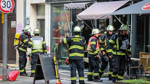 Bei einem Feuer in einem Restaurant in Mainz waren 27 Feuerwehrleute im Einsatz.