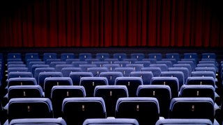 Leere Sitze in einem Kinosaal. Mehrer Jugendliche sollen in Wiesbaden in einem Film der Holocaust beklatscht haben. (Symbolbild)