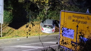 Das Unfallfahrzeug blieb im Graben neben dem Siegfriedring in Wiesbaden liegen.
