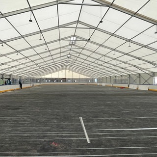 Die Halle für den Ice Dome in Mainz-Hechtsheim steht. Am 1. Dezember soll die Eishalle in die Saison starten. 