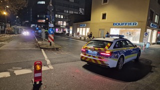 Polizei und Rettungswagen stehen auf der Straße. Der SEK-Einsatz in Mainz hat für reichlich Aufsehen gesorgt.