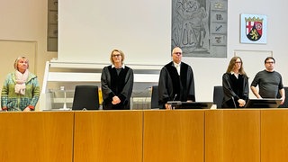 Da der Angeklagte zur Tatzeit 17 Jahre alt war, war der Prozessauftakt nicht öffentlich. Lediglich die Richterinnen, der Richter und die Schöffinnen und Schöffen durften von er Presse im Gerichtssaal fotografiert werden. 