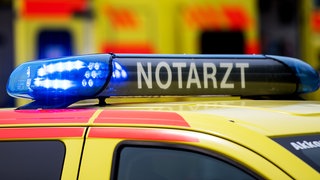Ein Notarztwagen mit blinkendem Blaulicht.