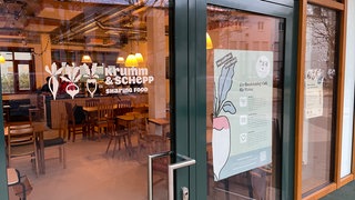 Das "Krumm und Schepp" ist ein Café für gerettete Lebensmittel. 