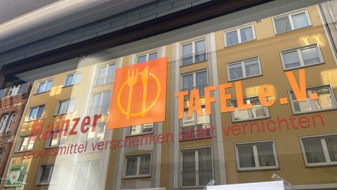 Lebensmittel in der Ausgabe der Tafel in Mainz. Vor Weihnachten gibt es besondere Aktionen. 