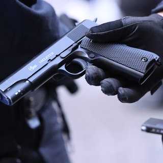 Jugendlicher hantiert mit einer Softairwaffe. (Symbolbild)