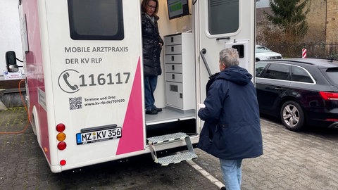 Ein Patient kommt zum Termin in der mobilen Arztpraxis in Odernheim.