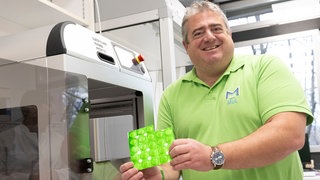 Stiftungsgründer Karsten Kallinowski mit den Gummidrops. Diese werden mit einem 3D-Drucker an der Unimedizin Mainz hergestellt.