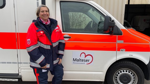 Herzenswunscherfüllerin Katja Kessel vor ihrem Herzenswunsch-Mobil, einem Krankenwagen, von den Maltesern Lörzweiler.
