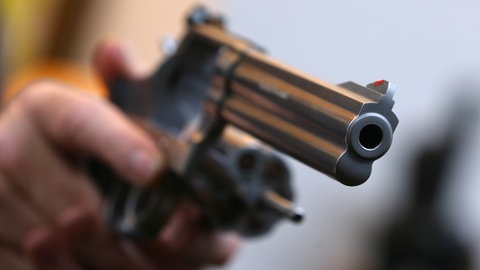 Mit solch einem Revolver soll ein Angeklagter vor dem Landgericht Bad Kreuznach in Fürfeld seinen Nachbarn bedroht und verprügelt haben