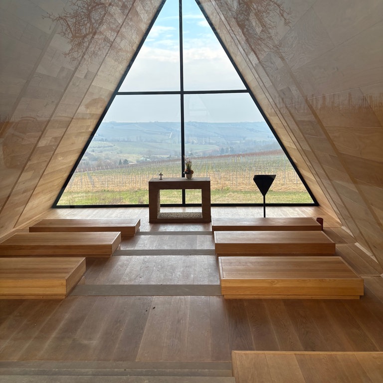 Die Kapelle in den Zornheimer Weinbergen wurde 2021 gesegnet und soll ein ökumenischer Ort der Stille, Einkehr, Entspannung und Besinnung für alle Menschen sein.