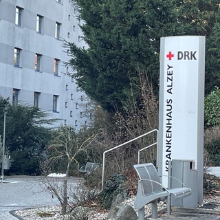 Der Eingang des DRK-Krankenhauses in Alzey. Die Klinik ist von Insolvenz bedroht, soll jetzt aber gerettet werden