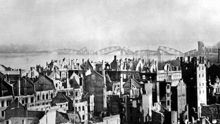 Häuserruinen und die zerstörte Eisenbahnbrücke von Mainz - vor 80 Jahren wurde die Stadt bombardiert