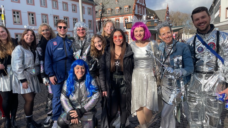 Weiberfastnacht auf dem Mainzer Schillerplatz: Eine gruppe als Astronauten verkleidet.