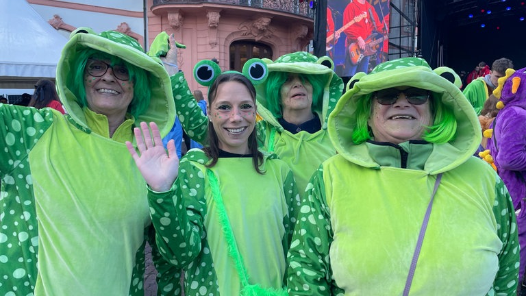 Weiberfastnacht auf dem Mainzer Schillerplatz: Vier Frauen haben sich als Frösche verkleidet. 