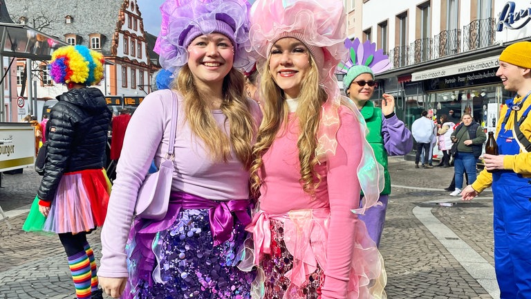 Zwei junge Frauen haben sich für die Farben rosa und lila entschieden. INd eisen Farben haben sie sich komplett eingekleidet.