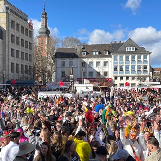 Weiberfastnacht 2025 in Bad Kreuznach: Der Narrenkäfig ist voll.