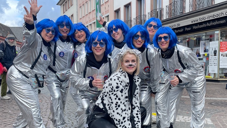 Eine Gruppe Frauen hat sich als Astronautin verkleidet - eine 