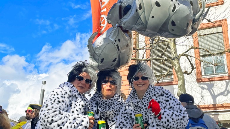 Dre Frauen haben sich als Cruella aus dem Film "101 Dalmatiner" verkleidet.