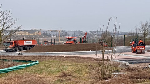 Baufahrzeuge am Kreisel in Alzey - unter anderem für das neue Werk von Eli Lilly