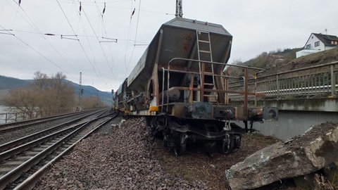 Eine Zug liegt neben den Gleisen. Im Bahnhof Niederheimbach (Verbandsgemeinde Rhein-Nahe) ist ein Zug entgleist. 