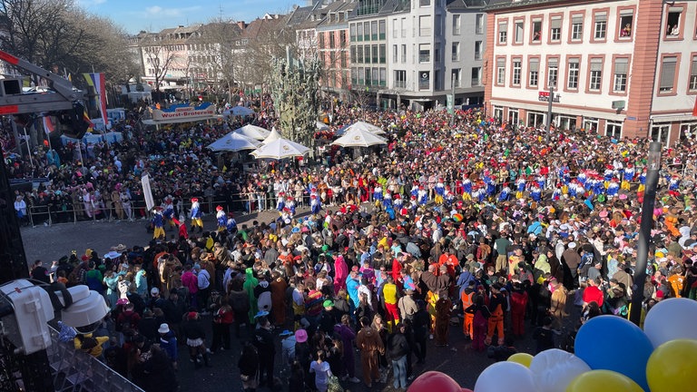 Der Blick auf den Rosenmontagszug vom Osteiner Hof.