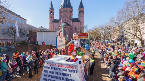 In Mainz feierten hunderttausende Menschen bei strahlendem Sonnenschein den traditionellen Rosenmontagszug.