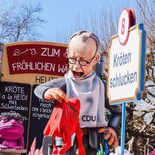 In Mainz feierten Hunderttausende unter dem Motto "In Meenz zu feiern, des ist nett, but don‘t forget se Zugplakett!" den traditionellen Umzug am Rosenmontag.